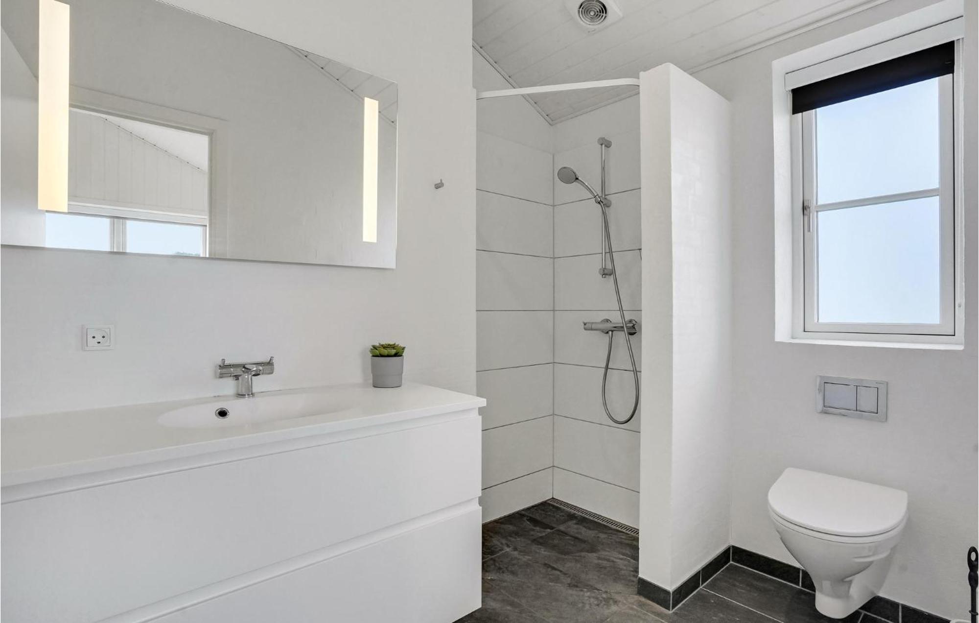 Amazing Home In Blavand With Wifi エクステリア 写真